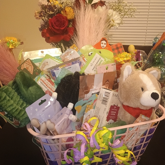 End of an era women's legacy pamper me basket huge basket - Picture 5 of 6